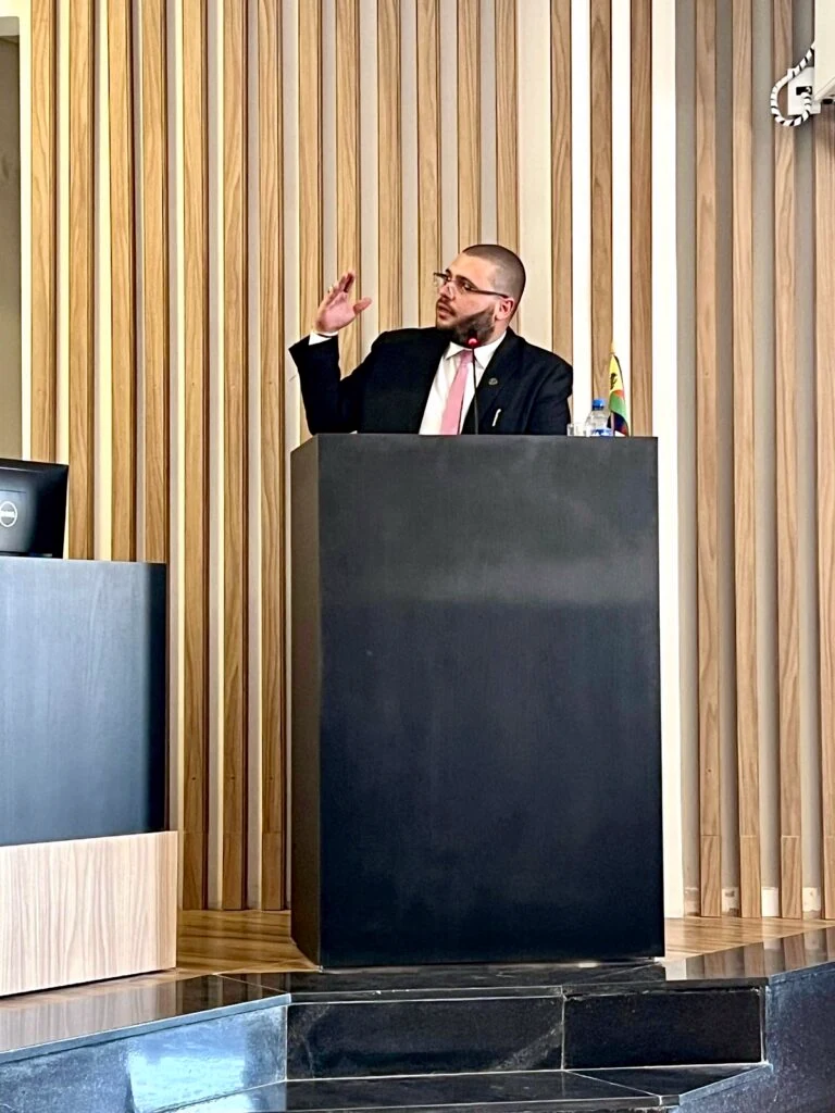 Dr. Marcelo Jacomossi em atuação no plenário